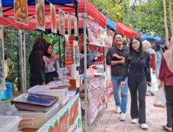 Dua Mahasiswi UGM Manfaatkan Pasar Ramadan Karangmalang untuk Berwirausaha