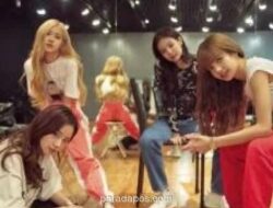 Lisa BLACKPINK Bersantai di Klub Bali Usai Grup Raih 100 Juta Subscriber YouTube