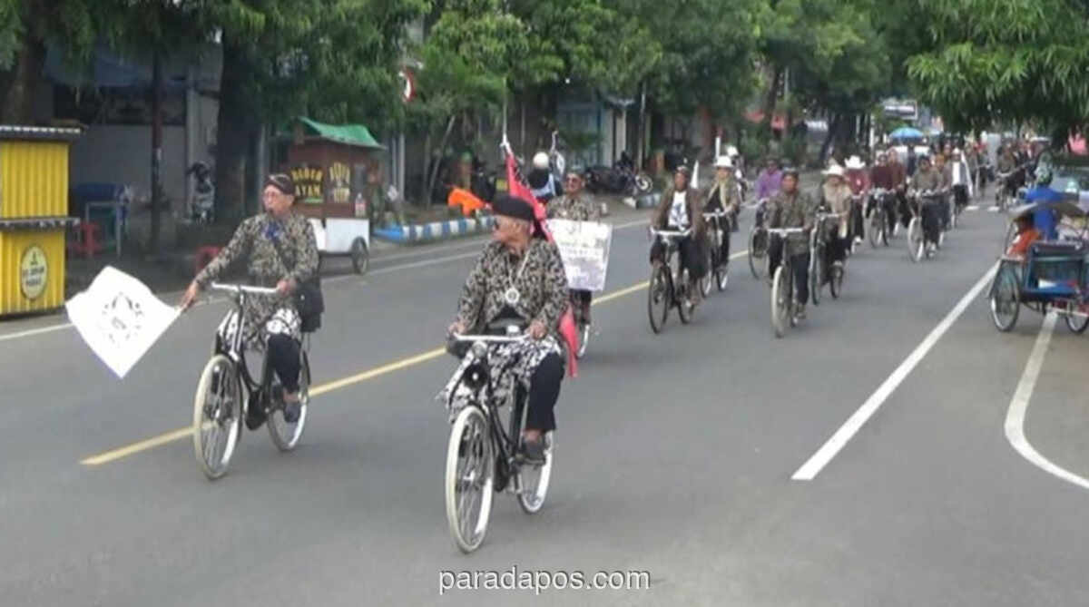 Kosti Pacitan Rayakan HUT ke-18 dengan Parade Sepeda Tua dan Pakaian Adat