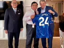 Jokowi Terima Jersey Chelsea dari Investor AS dalam Pertemuan Bilateral di Washington