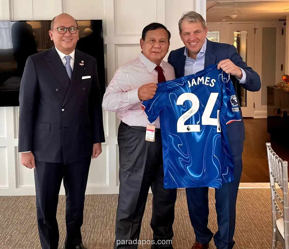 Jokowi Terima Jersey Chelsea dari Investor AS dalam Pertemuan Bilateral di Washington