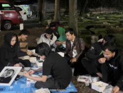 Karina Ranau Sahur di Makam Suami, Tuai Pro-Kontra di Media Sosial