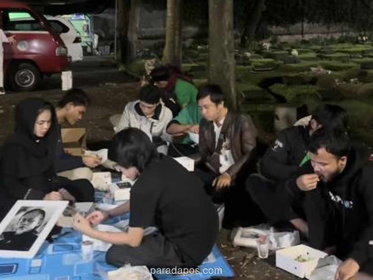 Karina Ranau Sahur di Makam Suami, Tuai Pro-Kontra di Media Sosial