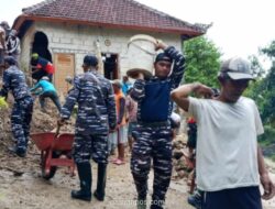 TNI Bantu Warga Bersihkan Longsor di Nusa Penida