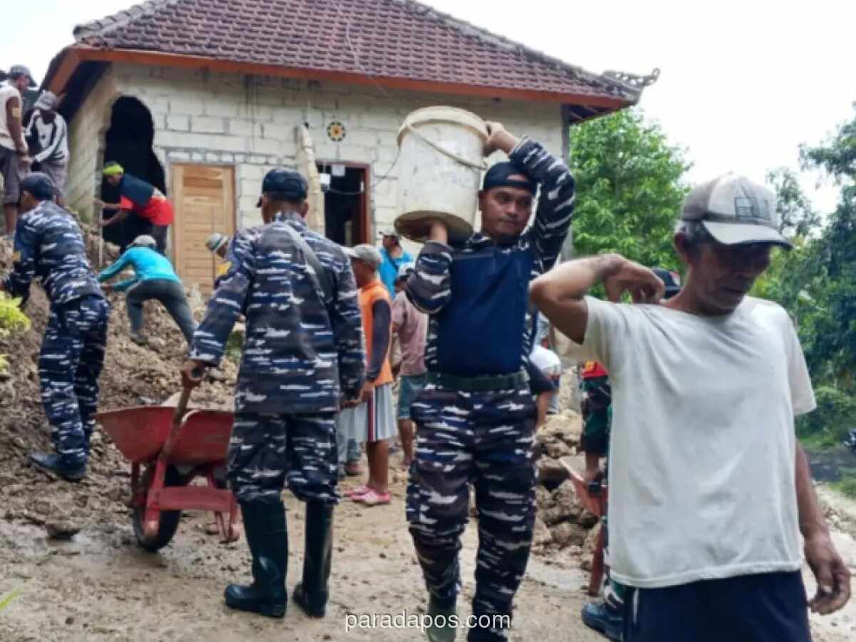 TNI Bantu Warga Bersihkan Longsor di Nusa Penida