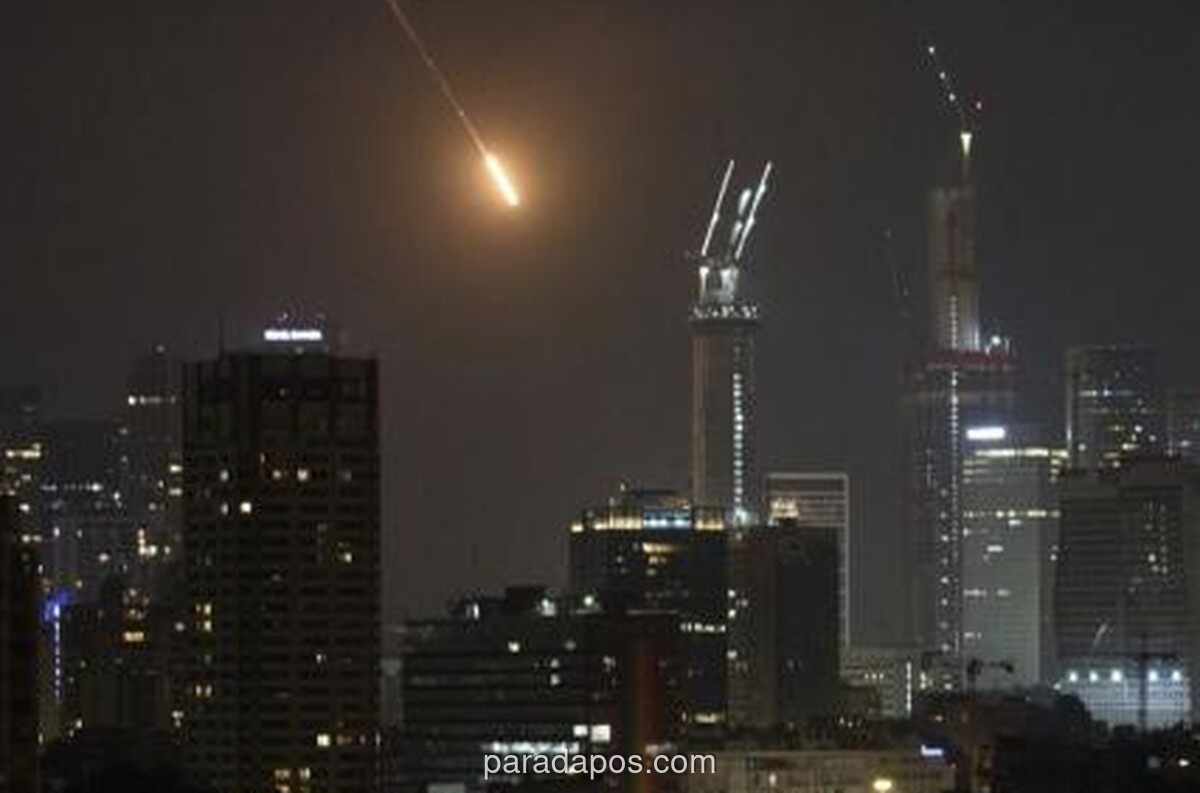 Iran Balas Serangan AS-Israel dengan Rudal, Bangunan di Israel Hancur