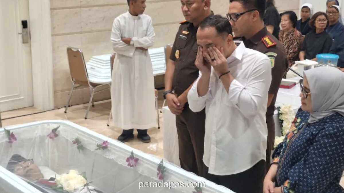 Wali Kota Surabaya Eri Cahyadi Tak Kuasa Menahan Tangis Melayat Ketua DPRD Adi Sutarwijono