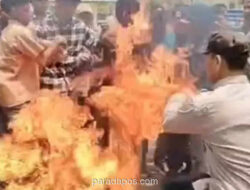 Lima Mahasiswa Luka Bakar Diduga Akibat Tendangan Polisi ke Ban Membara Saat Demo Dana Desa