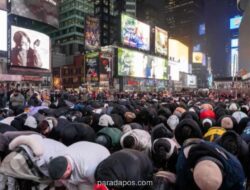 Umat Muslim New York Gelar Salat Tarawih di Times Square di Bawah Hujan