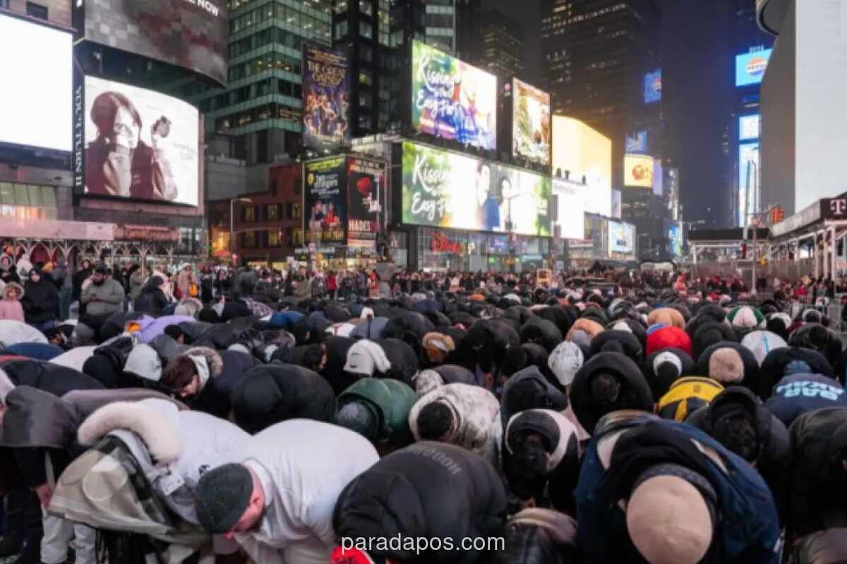 Umat Muslim New York Gelar Salat Tarawih di Times Square di Bawah Hujan