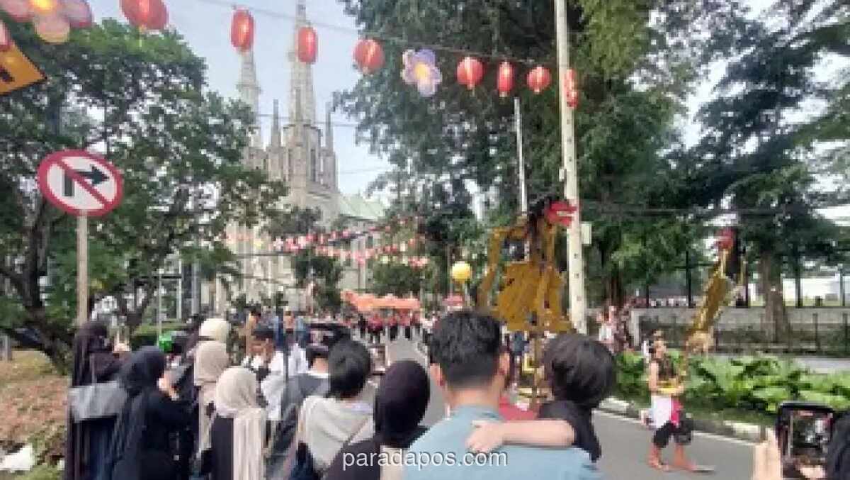Warga Padati Rute Kirab Imlek Nusantara untuk Ngabuburit di Jakarta