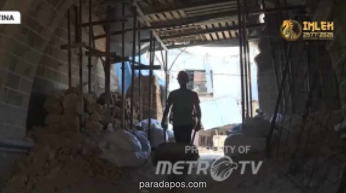 Warga Gaza Berjuang Selamatkan Masjid Agung Omari yang Rusak Parah