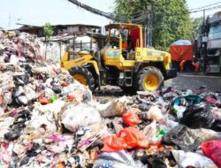 Jakarta Barat Kerahkan 100 Truk Sampah Atasi Penumpukan Akibat Gangguan di Bantar Gebang