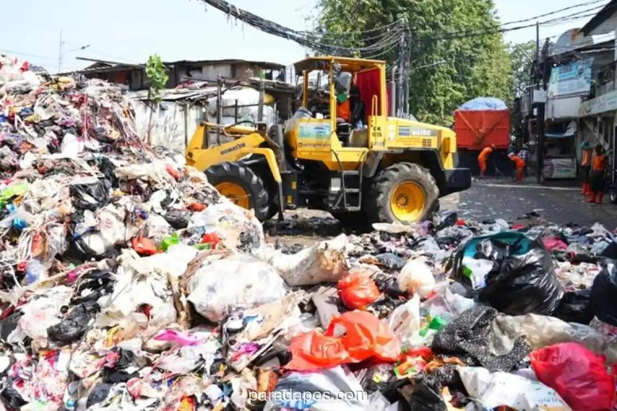 Jakarta Barat Kerahkan 100 Truk Sampah Atasi Penumpukan Akibat Gangguan di Bantar Gebang