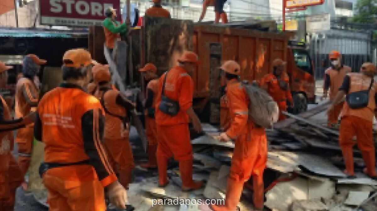 Pemkot Jakpus Bongkar 31 Bangunan Liar di Trotoar Kebon Kacang Tanpa Relokasi