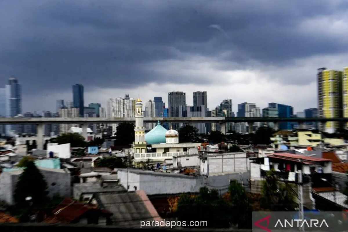 BMKG Prakirakan Jakarta Berawan Tebal, Berpotensi Hujan Ringan Sore hingga Malam