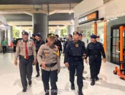 Brimob Lakukan Pengamanan dan Sterilisasi di Stasiun Gambir Pasca Arus Balik