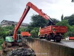 DLH DKI Tutup Lokasi Pembuangan Sementara Sampah di Bantaran Kali Pesanggrahan