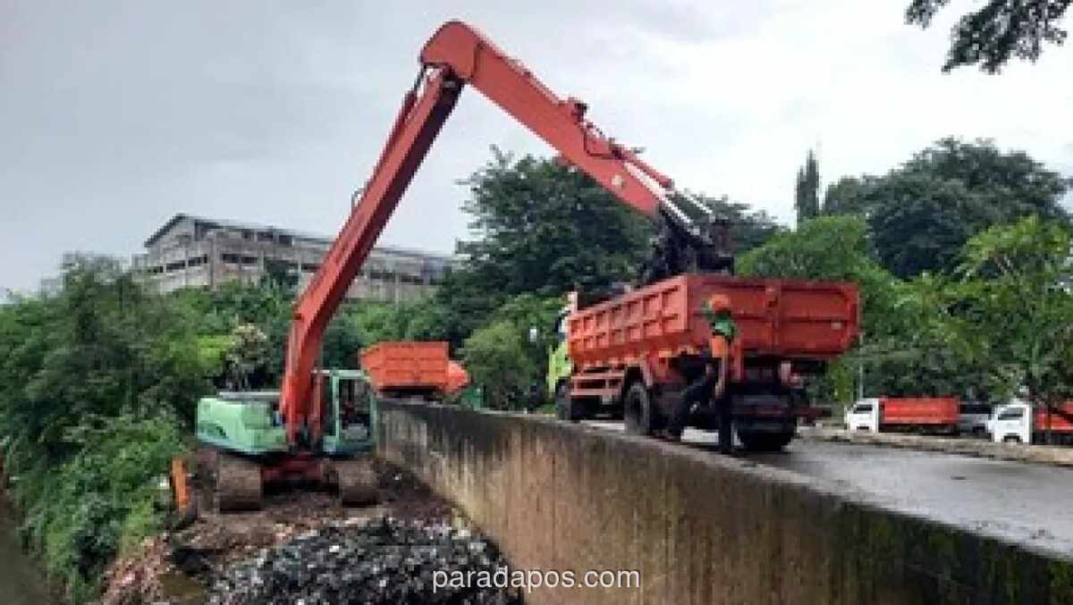 DLH DKI Tutup Lokasi Pembuangan Sementara Sampah di Bantaran Kali Pesanggrahan