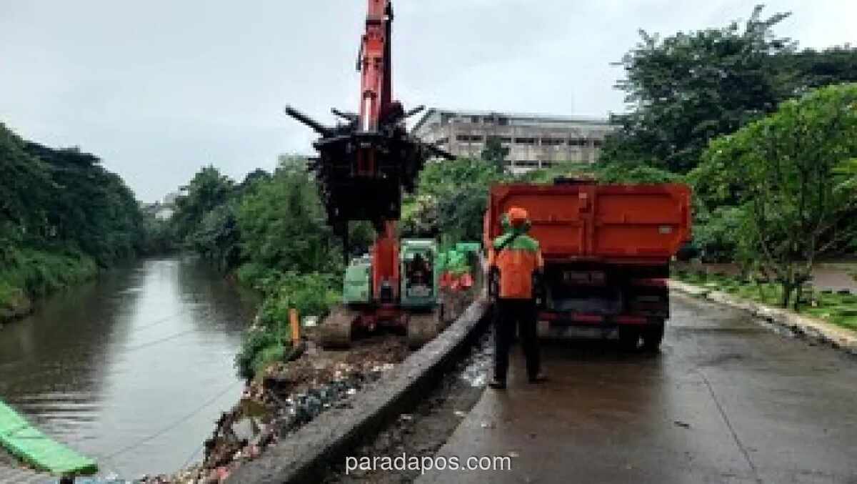 DLH DKI Klarifikasi Foto Viral: Bukan Buang Sampah ke Kali, Tapi Operasional Penanganan Resmi