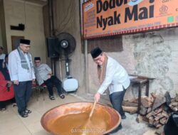 Gubernur DKI Soroti Gotong Royong dalam Proses 10 Jam Pembuatan Dodol Betawi