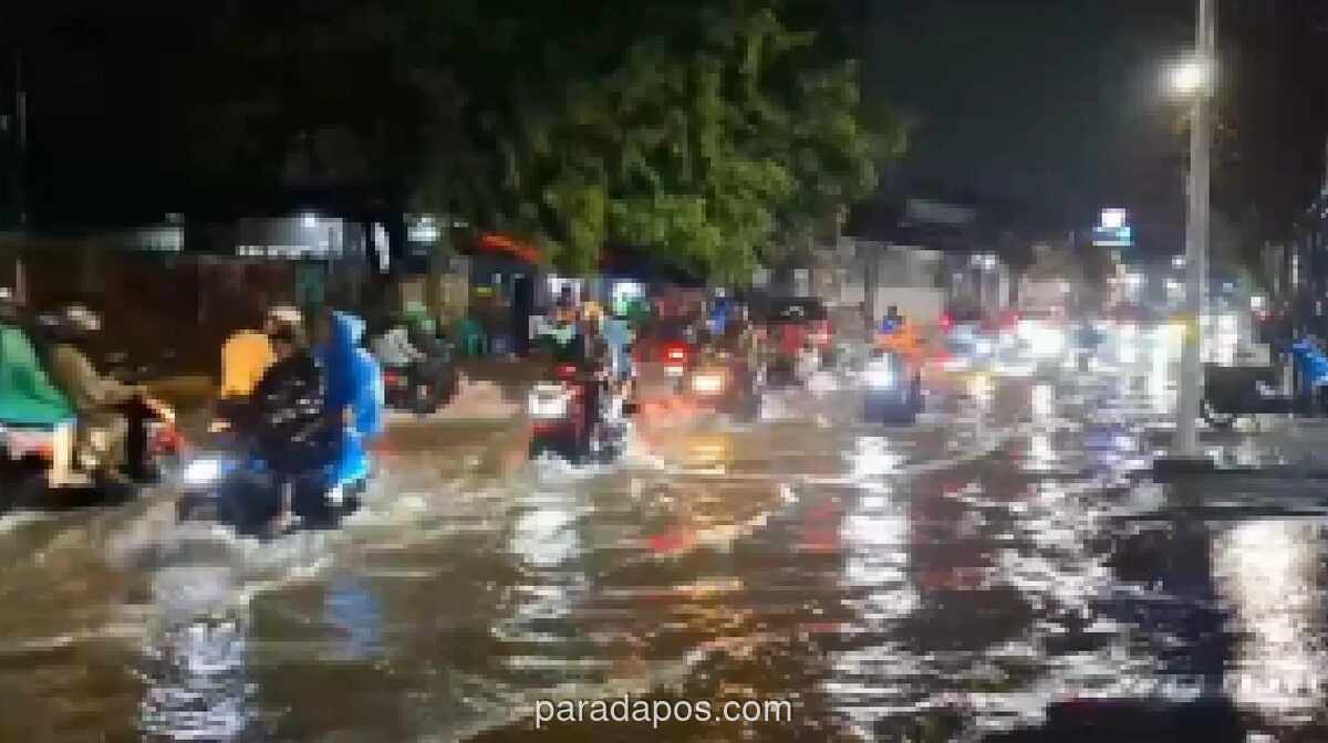 Hujan Deras Picu Genangan 30 cm dan Macet di Jalan Plumpang Semper Raya