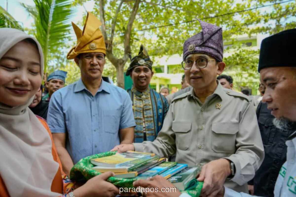 Menteri Fadli Zon Serahkan Bantuan untuk Pendidikan dan Cagar Budaya Langkat Terdampak Banjir