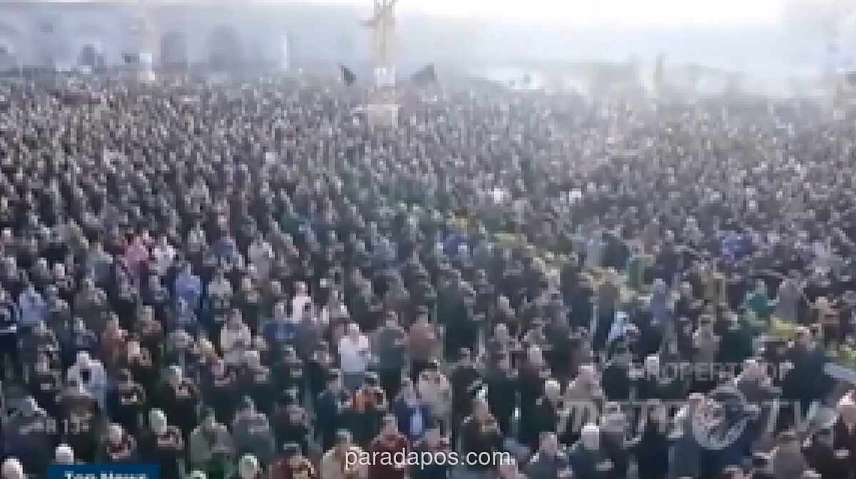 Umat Muslim Iran Khidmat Salat Idulfitri, Al-Aqsa Dilarang untuk Pertama Kali