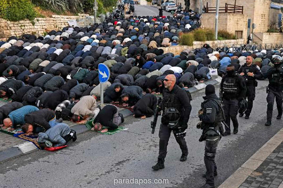 Pasukan Israel Bubarkan Jemaah Idul Fitri di Dekat Al-Aqsa dengan Gas Air Mata