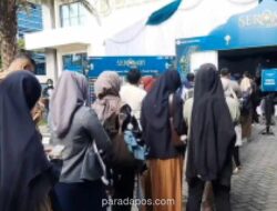 Warga Pekanbaru Antre di BI untuk Tukar Uang Baru Jelang Lebaran