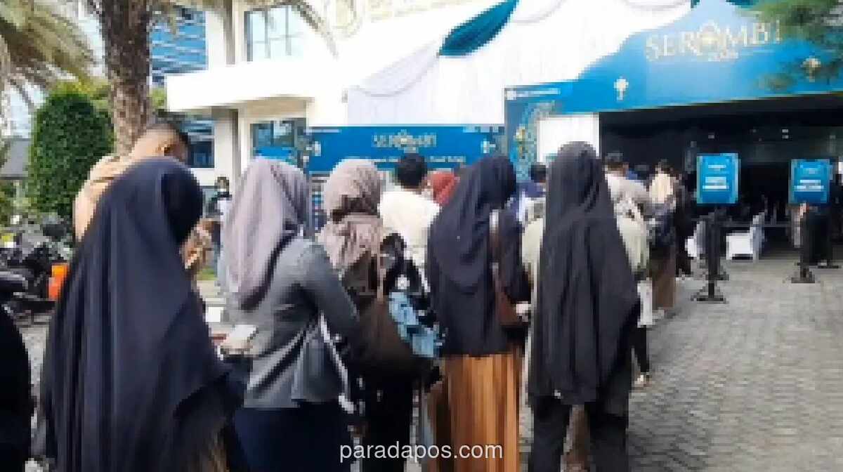 Warga Pekanbaru Antre di BI untuk Tukar Uang Baru Jelang Lebaran