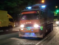 Truk Logistik Padati Simpang Cilegon Timur Jelang Larangan Mudik Lebaran