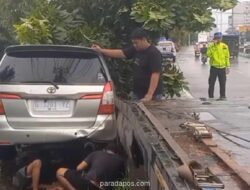 Kijang Innova Tabrak Pohon dan Pagar BMKG di Tegal, Pengemudi Selamat