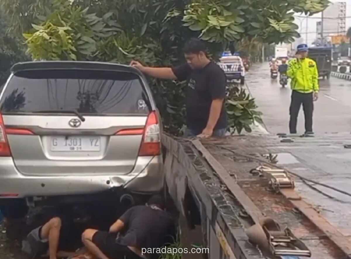 Kijang Innova Tabrak Pohon dan Pagar BMKG di Tegal, Pengemudi Selamat