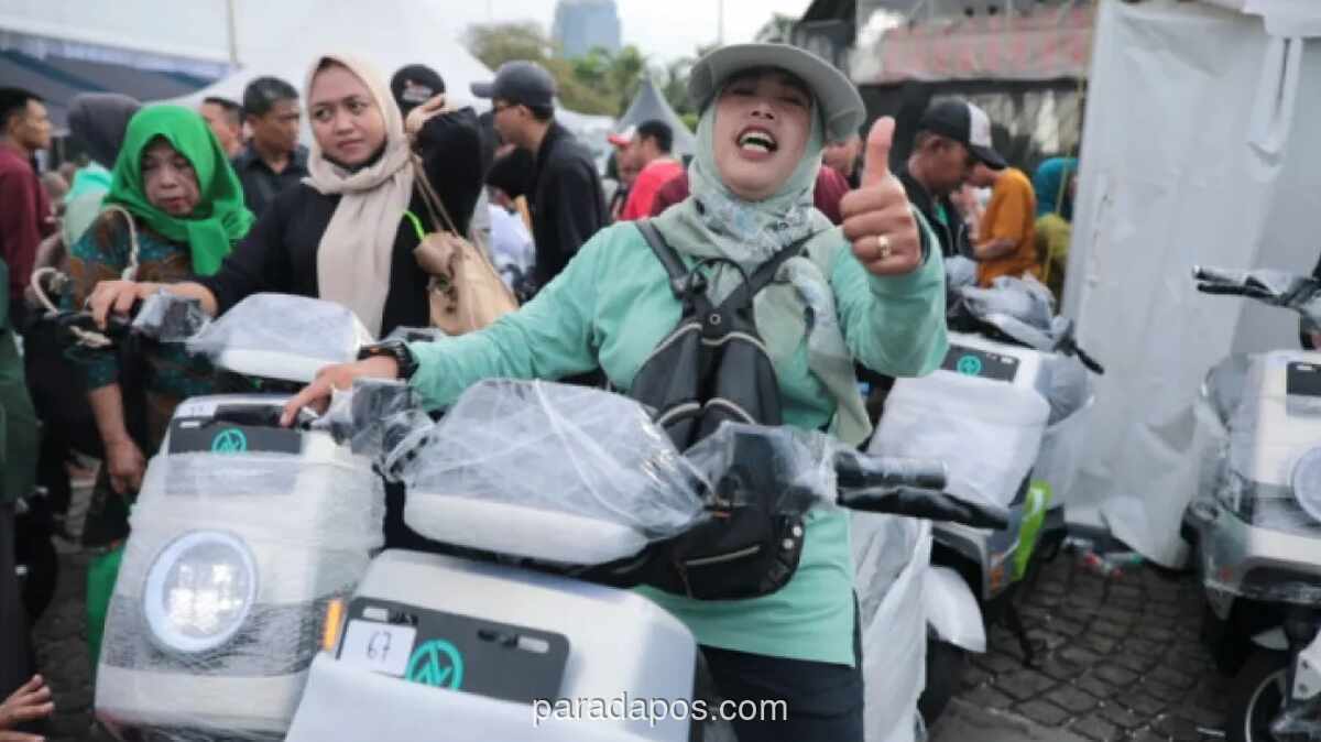 Petugas PPSU dan Warga Dapat Motor Listrik di Pasar Murah Presiden Prabowo