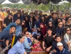 Vidi Aldiano Dimakamkan di TPU Tanah Kusir, Dihadiri Keluarga dan Rekan Artis