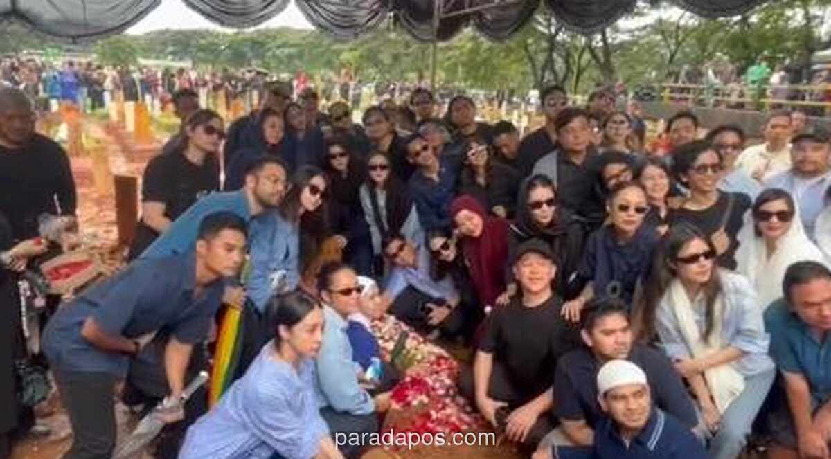 Vidi Aldiano Dimakamkan di TPU Tanah Kusir, Dihadiri Keluarga dan Rekan Artis