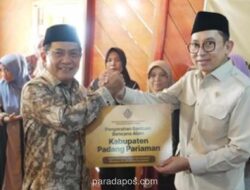Menbud Fadli Zon Serahkan Bantuan untuk Korban Bencana di Surau Gadang