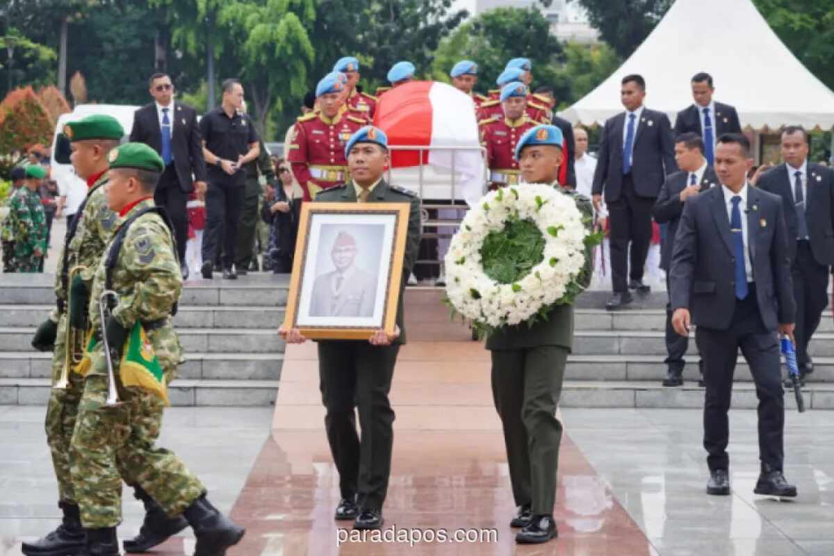 Presiden Prabowo Pimpin Upacara Pemakaman Militer Wapres ke-6 Try Sutrisno di Kalibata