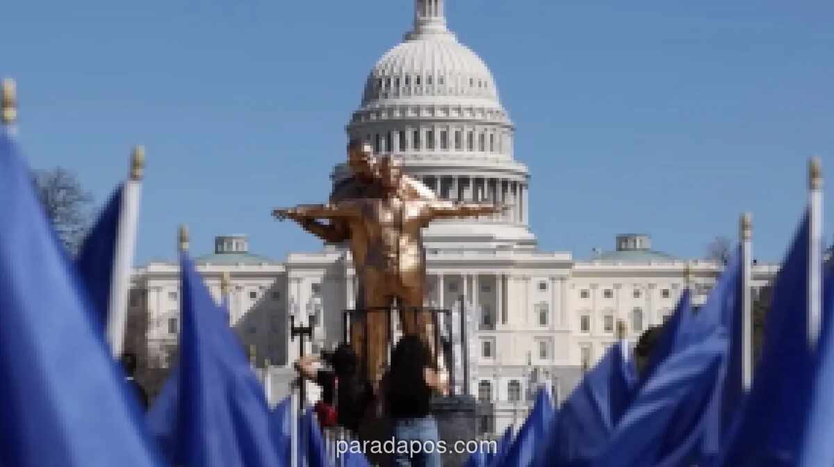 Patung Sindiran Trump-Epstein Dipasang Dekat Capitol, Soroti Hilangnya Dokumen