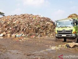 Sampah Menggunung Ganggu Operasional dan Kesehatan di Pasar Induk Kramat Jati