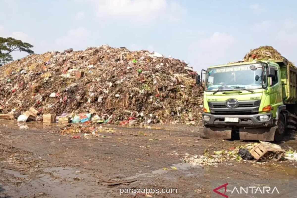 Sampah Menggunung Ganggu Operasional dan Kesehatan di Pasar Induk Kramat Jati