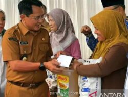 Pemkab Padang Pariaman Salurkan Bantuan Usaha ke 100 UMKM Terdampak Bencana