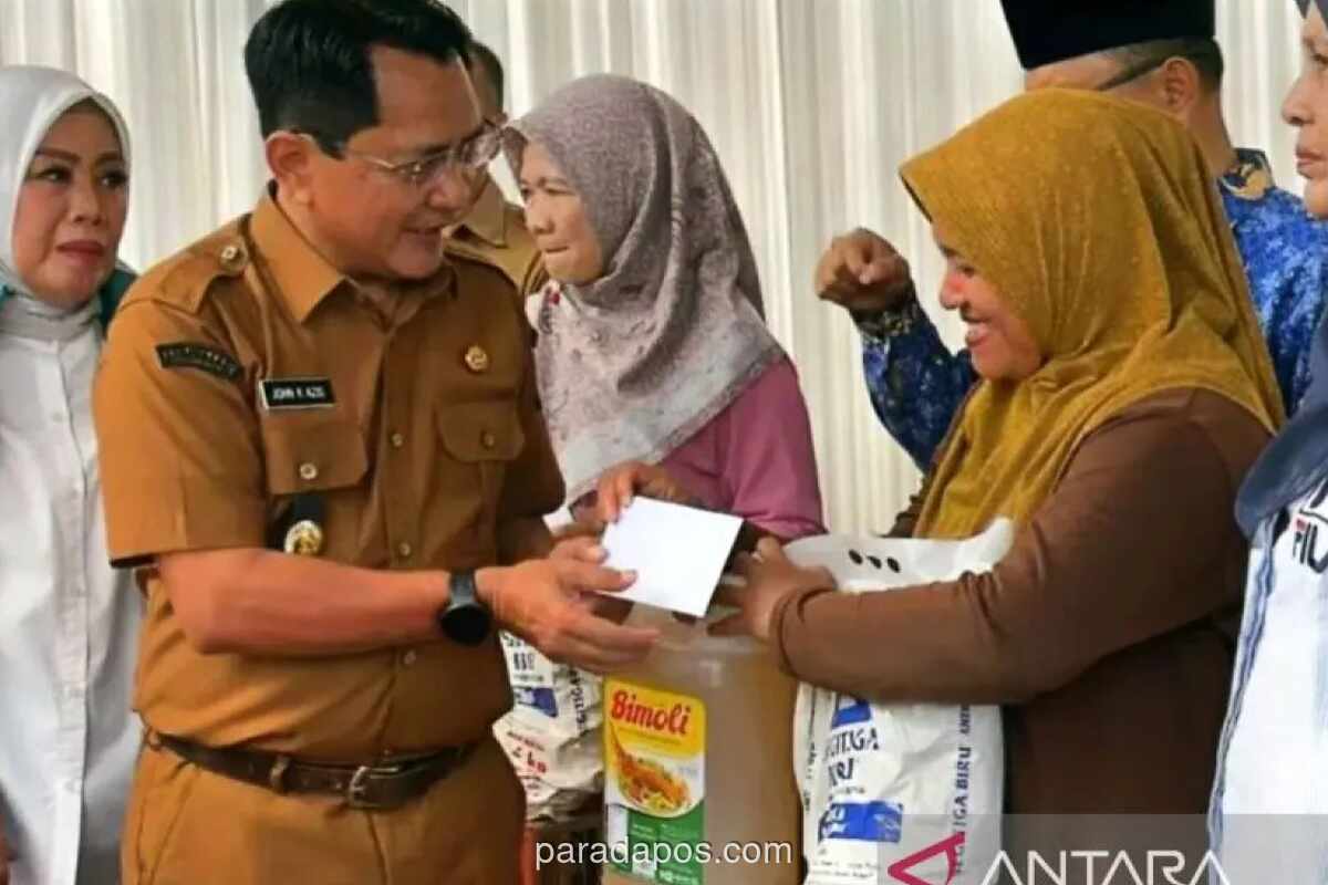 Pemkab Padang Pariaman Salurkan Bantuan Usaha ke 100 UMKM Terdampak Bencana