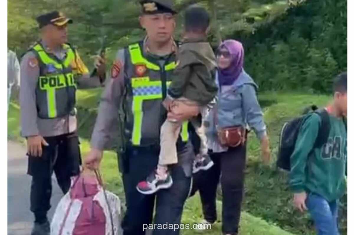 Keluarga Pemudik Diturunkan di Bahu Tol Semarang-Solo, Diselamatkan Patroli Polisi