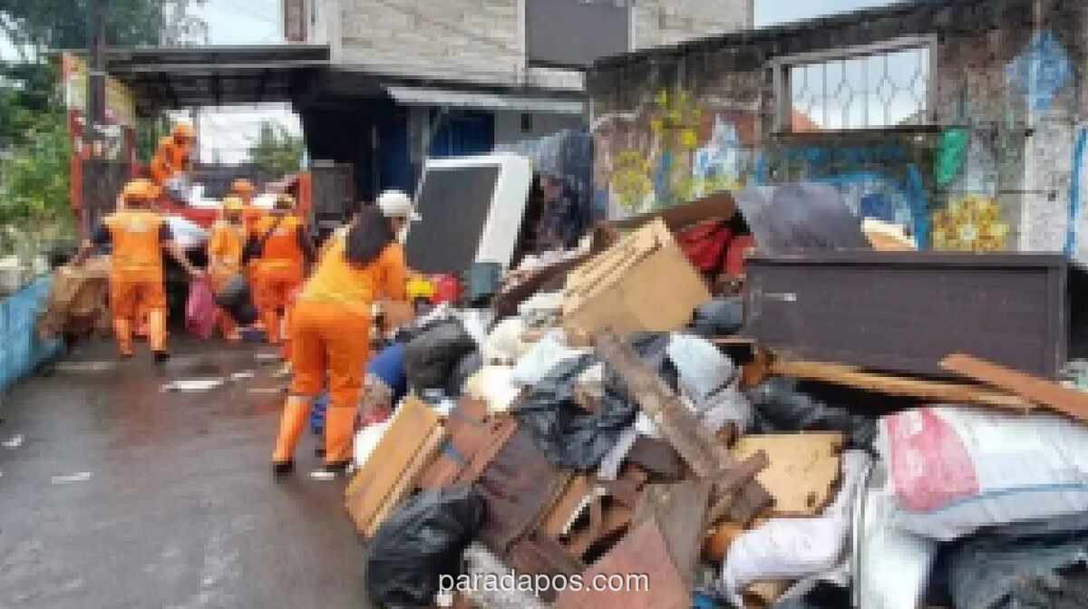 Pasar Jaya Kerahkan 33 Truk Atasi Tumpukan Sampah 6.970 Ton di Kramat Jati