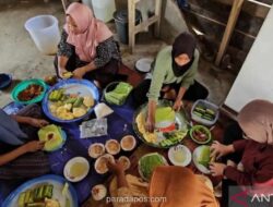 Penyintas bencana Aceh Timur rawat kebersamaan dengan buat kue Lebaran
