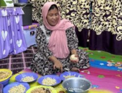 Penyintas Bencana di Huntara Agam Olah Bantuan Sembako Jadi Kue Lebaran