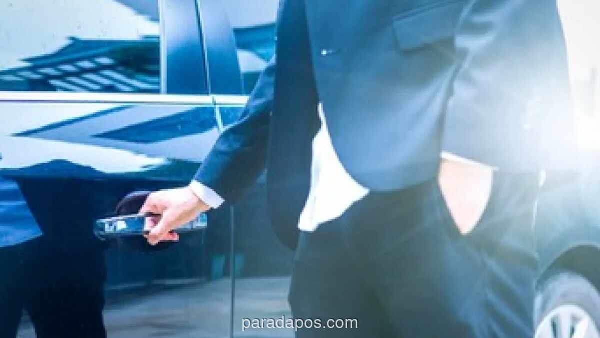 Polisi Bantu Warga Bogor Buka Pintu Mobil yang Terkunci Otomatis