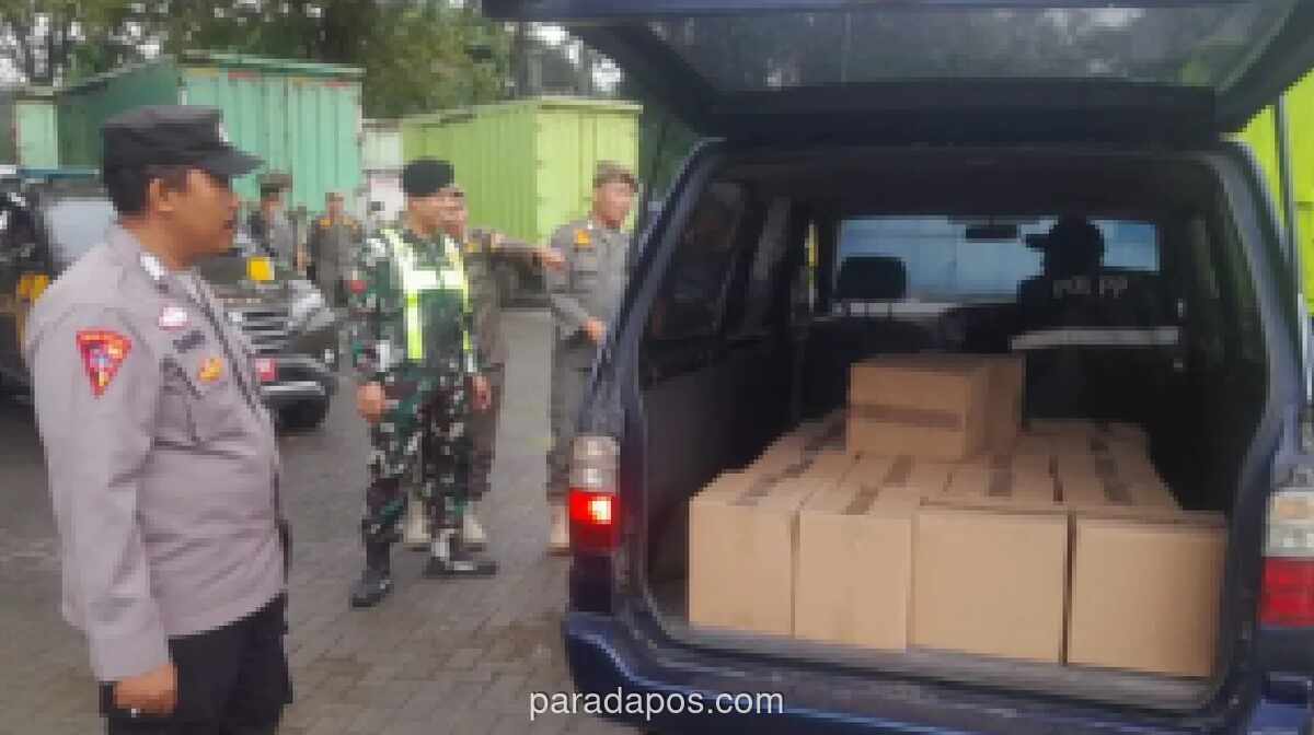 Satpol PP DKI Sita 300 Botol Miras Ilegal di Operasi Cengkareng